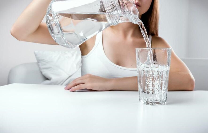 A bebida abundante ajuda no tratamento da cistite